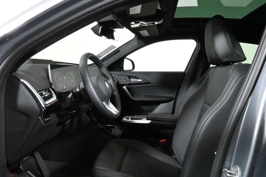 Used 2025 Gray BMW xDrive28i image 3