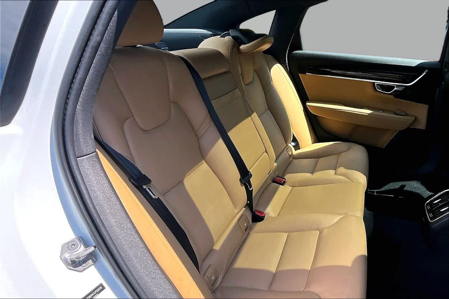 Used 2018 Crystal White Pearl Metallic Volvo Momentum image 20