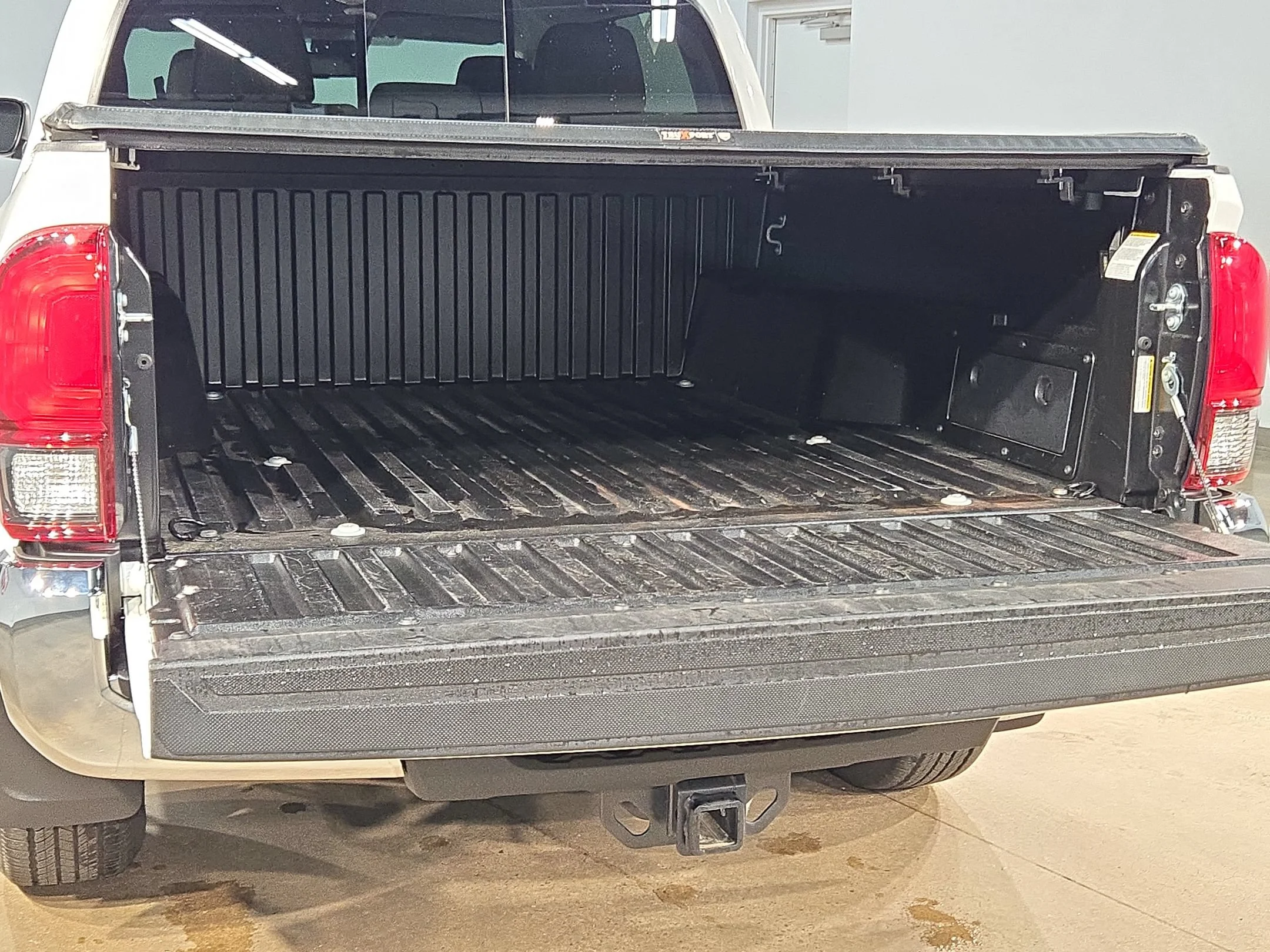 Used 2022 White Toyota SR5 image 18