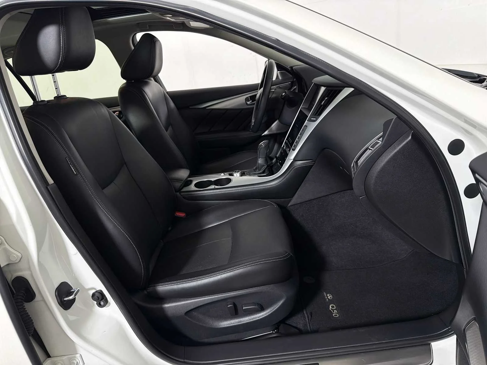 Used 2023 Majestic White INFINITI LUXE image 24