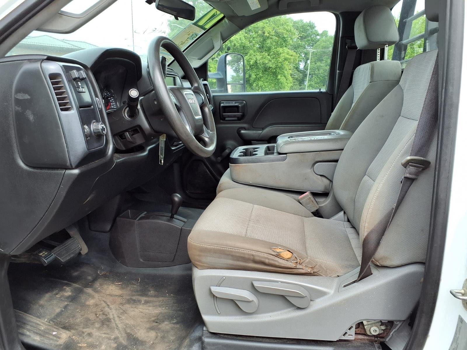 Used 2017 Summit White GMC  image 19