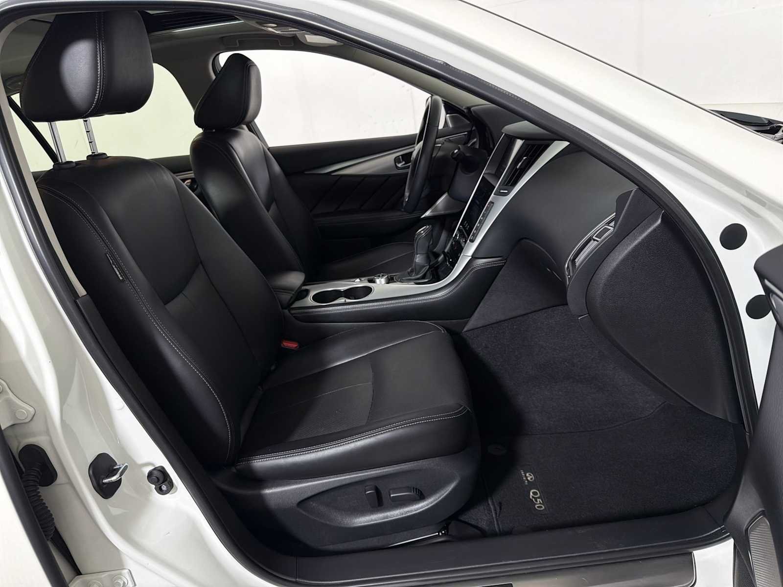 Used 2023 Majestic White INFINITI LUXE image 24