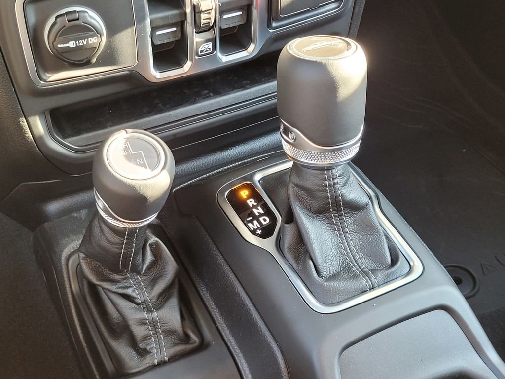 2026 Jeep Gladiator Sahara - Photo 10