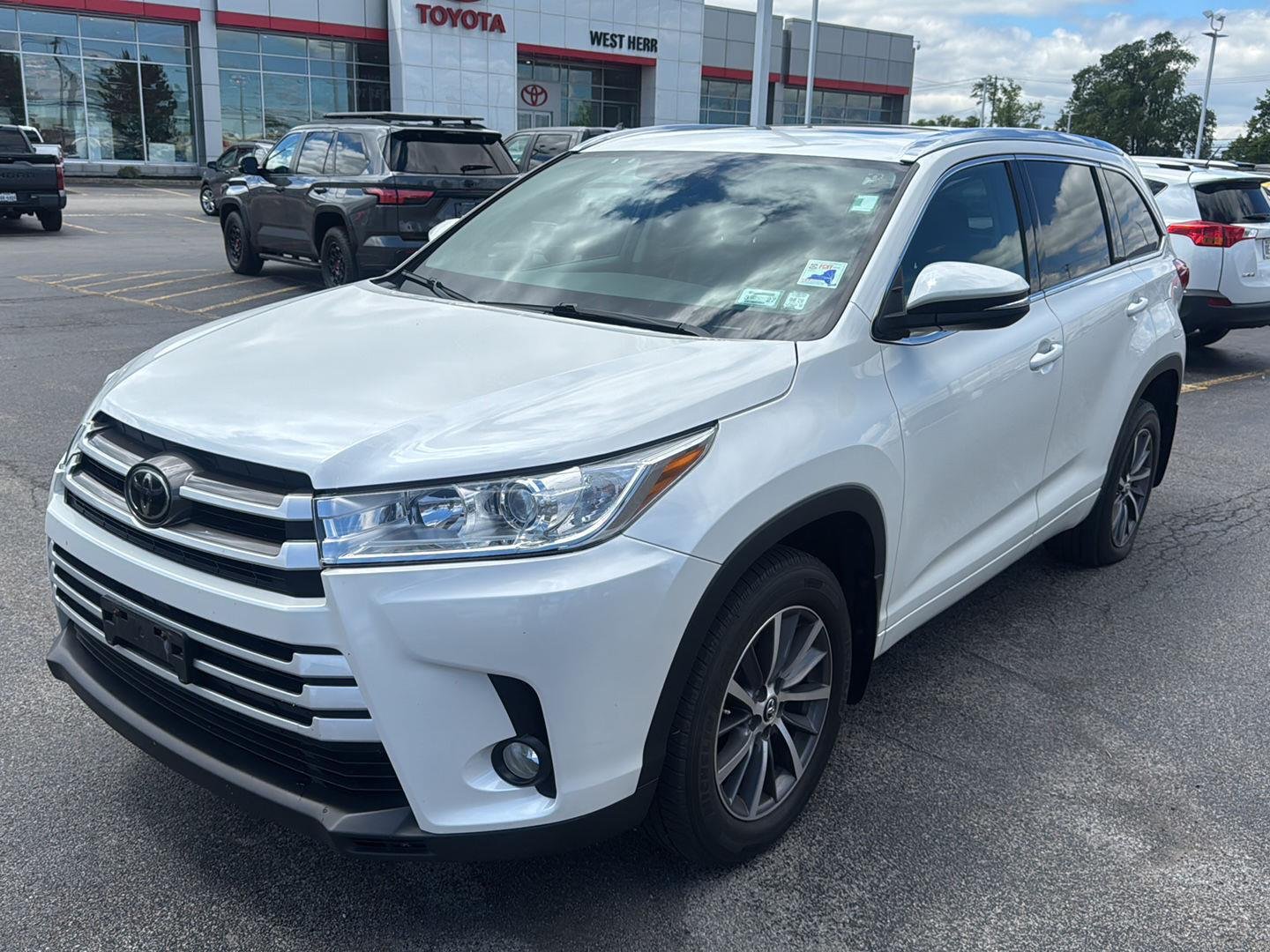 Used 2018 Blizzard Pearl Toyota XLE image 3
