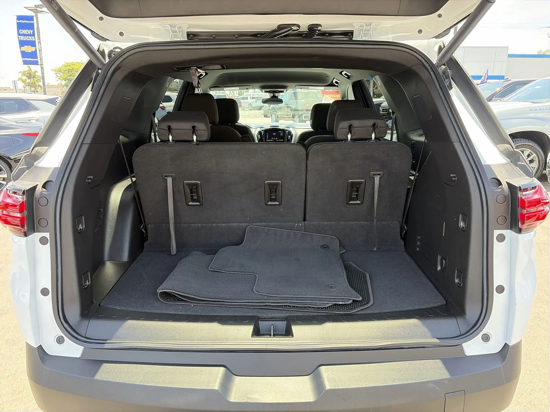 Used 2023 Summit White Chevrolet LT Cloth image 28