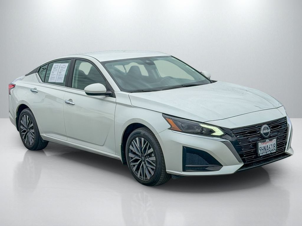 Used 2023 White Nissan 2.5 SV image 2