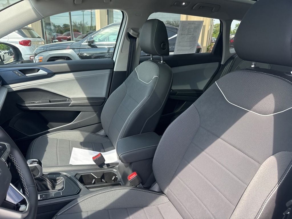 Used 2024 White Volkswagen 1.5T SE image 19