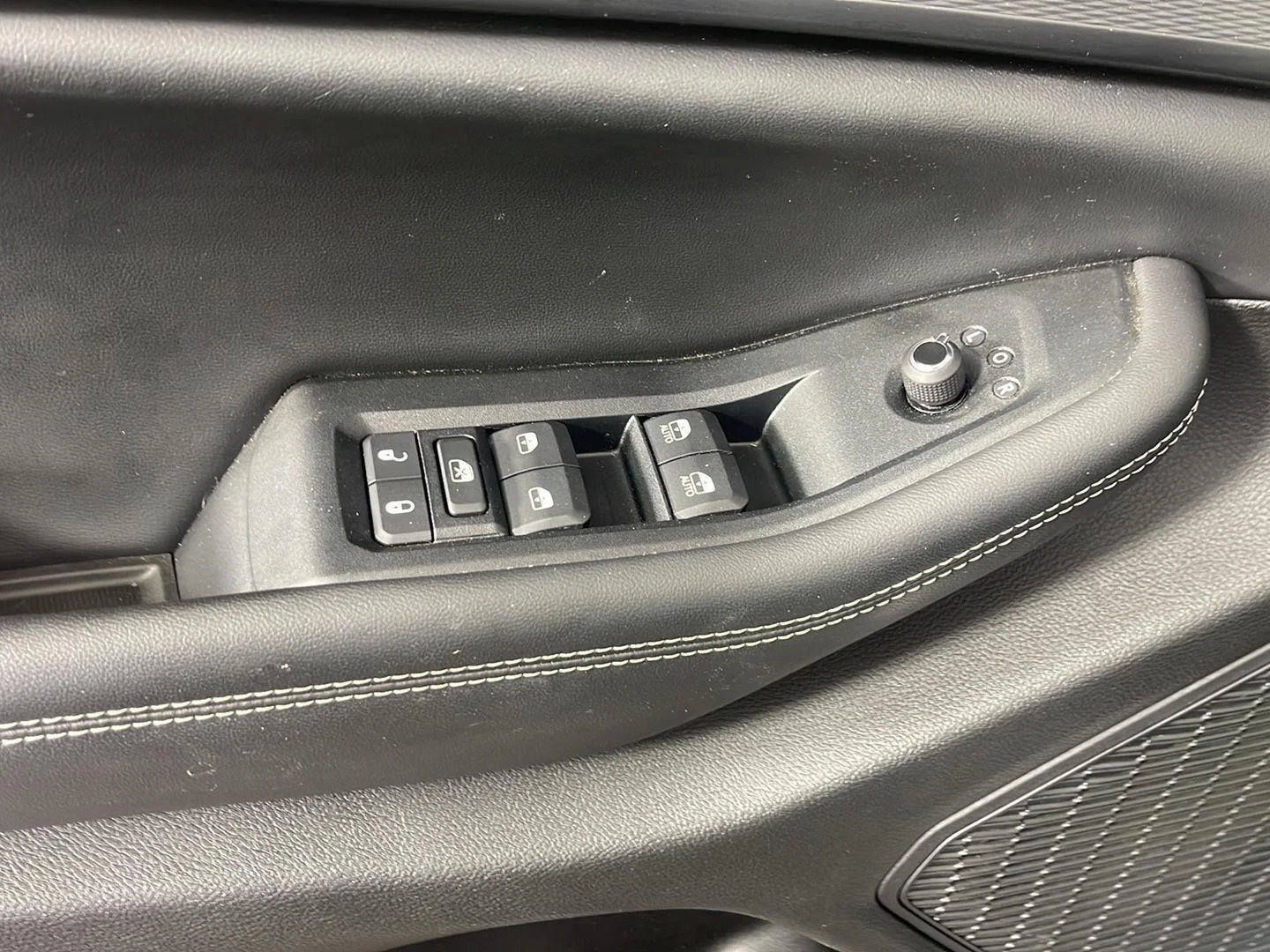 Used 2023 Silver Zynith Jeep Laredo image 14