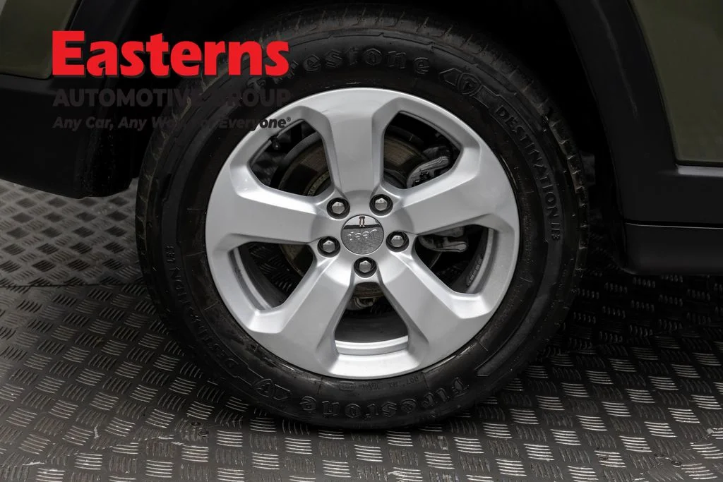 Used 2021 Green Jeep Latitude image 31