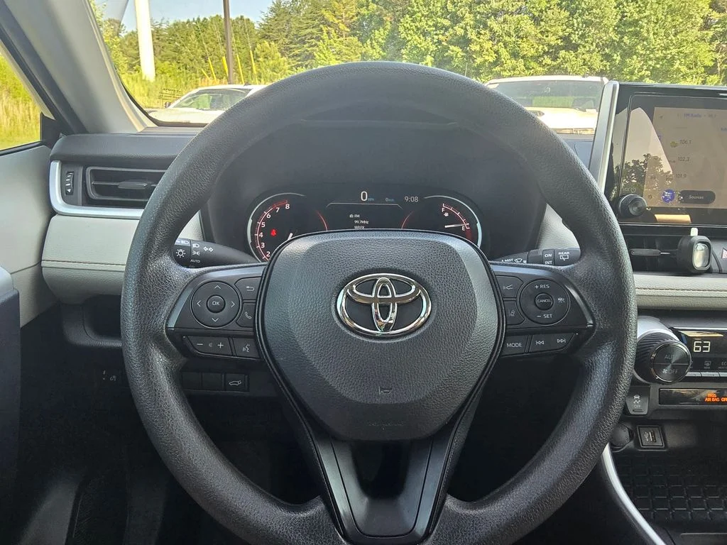 Used 2025  Toyota XLE image 19