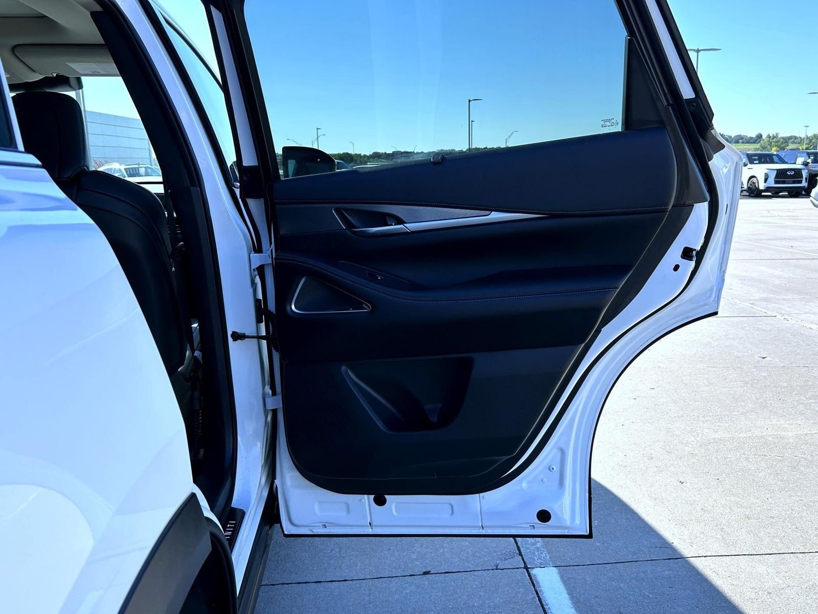 Used 2025 White INFINITI LUXE image 17