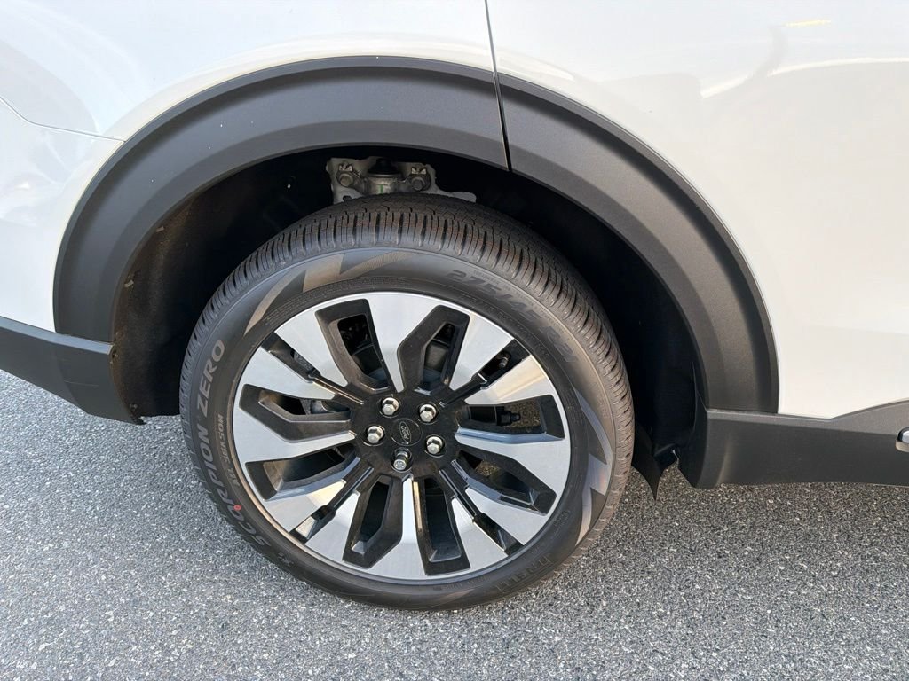 New 2026 Star White Metallic Tri-Coat Ford Platinum™ image 5