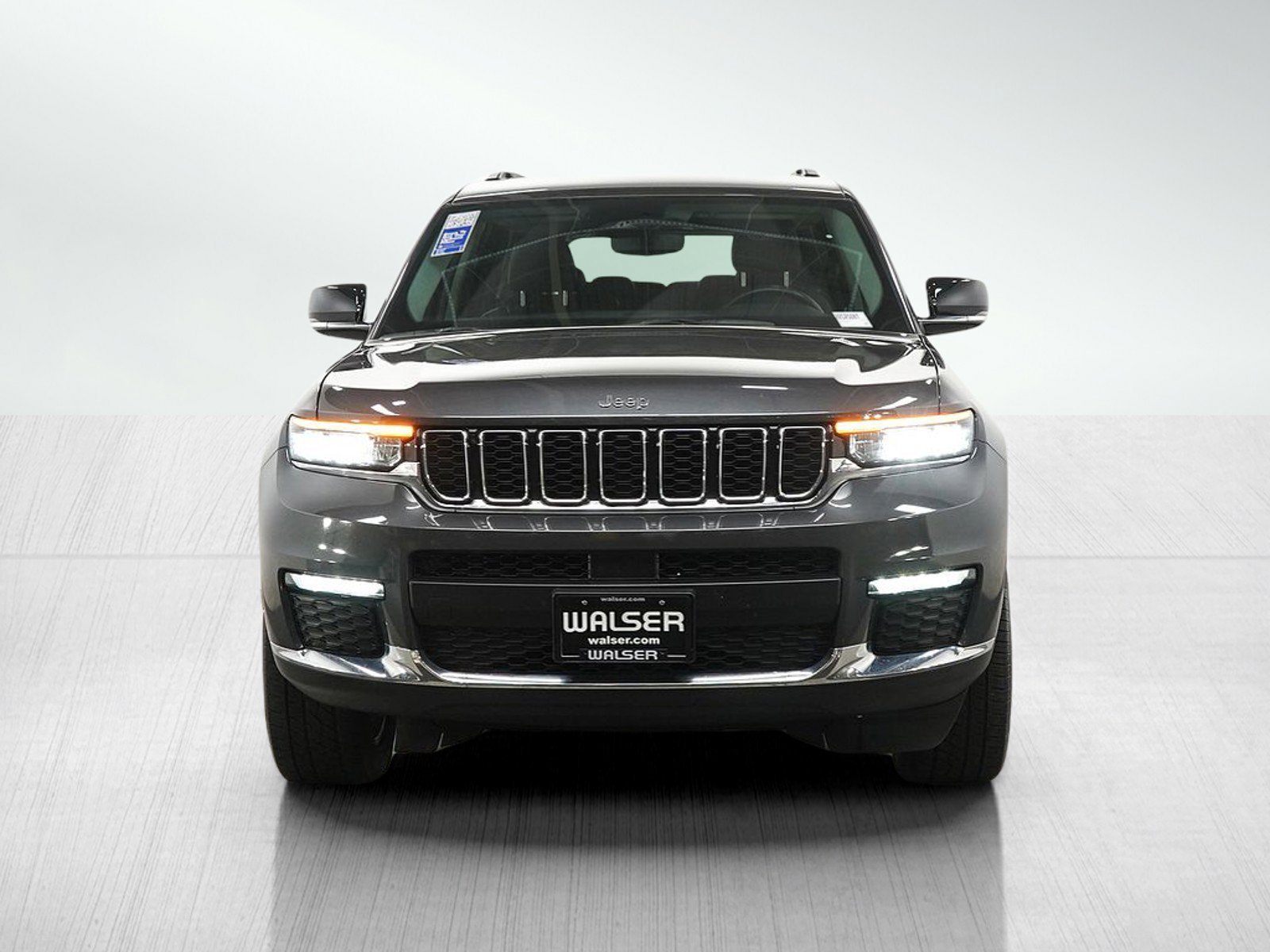 Used 2022  Jeep Limited image 8