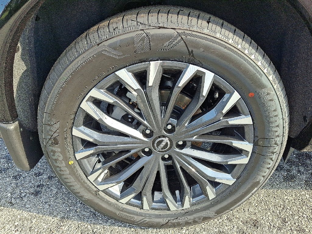 New 2026 Boulder Gray Pearl / Super Black Two-tone Nissan Platinum image 5