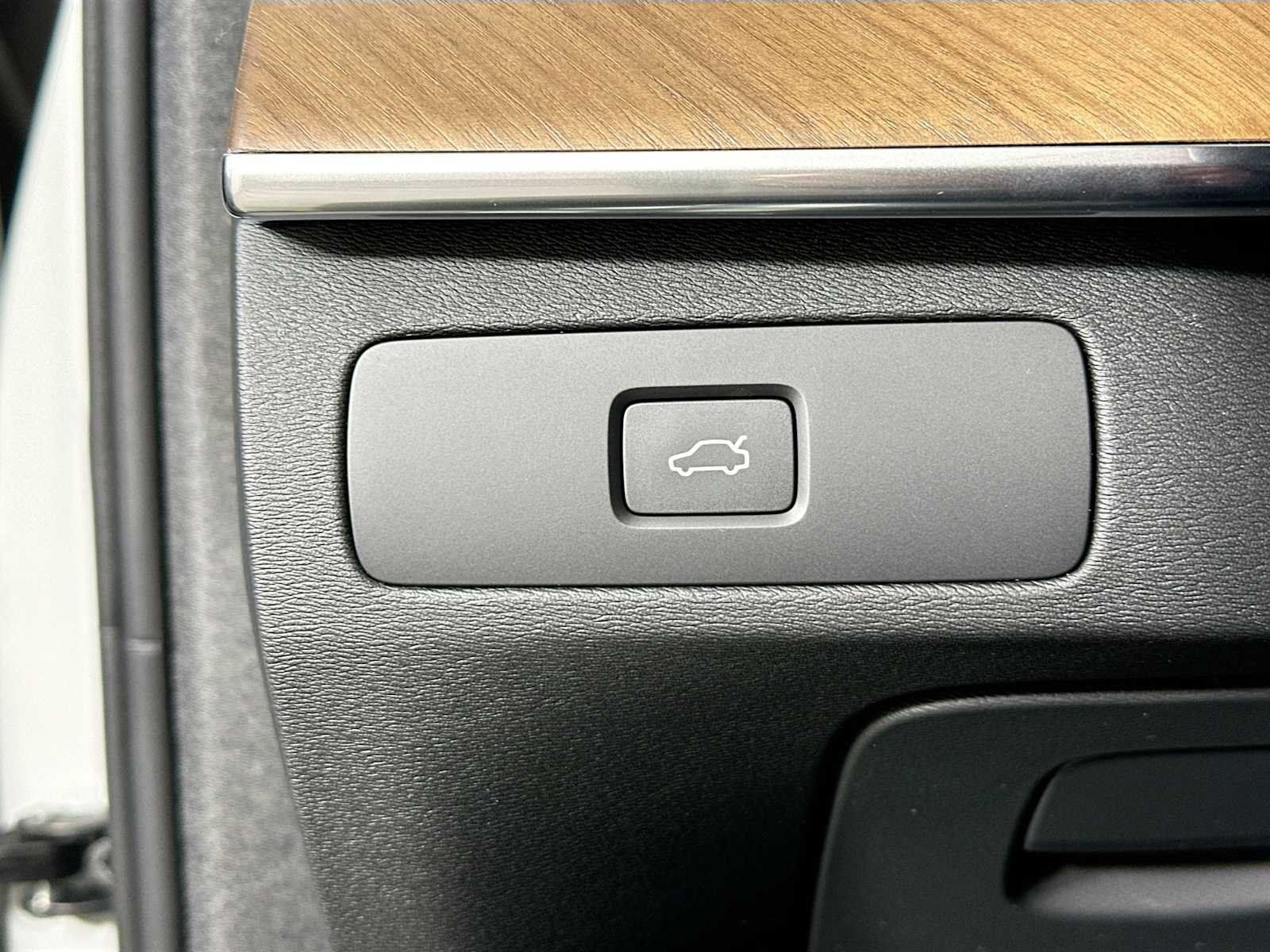 Certified Used 2025 Crystal White Volvo Plus image 8