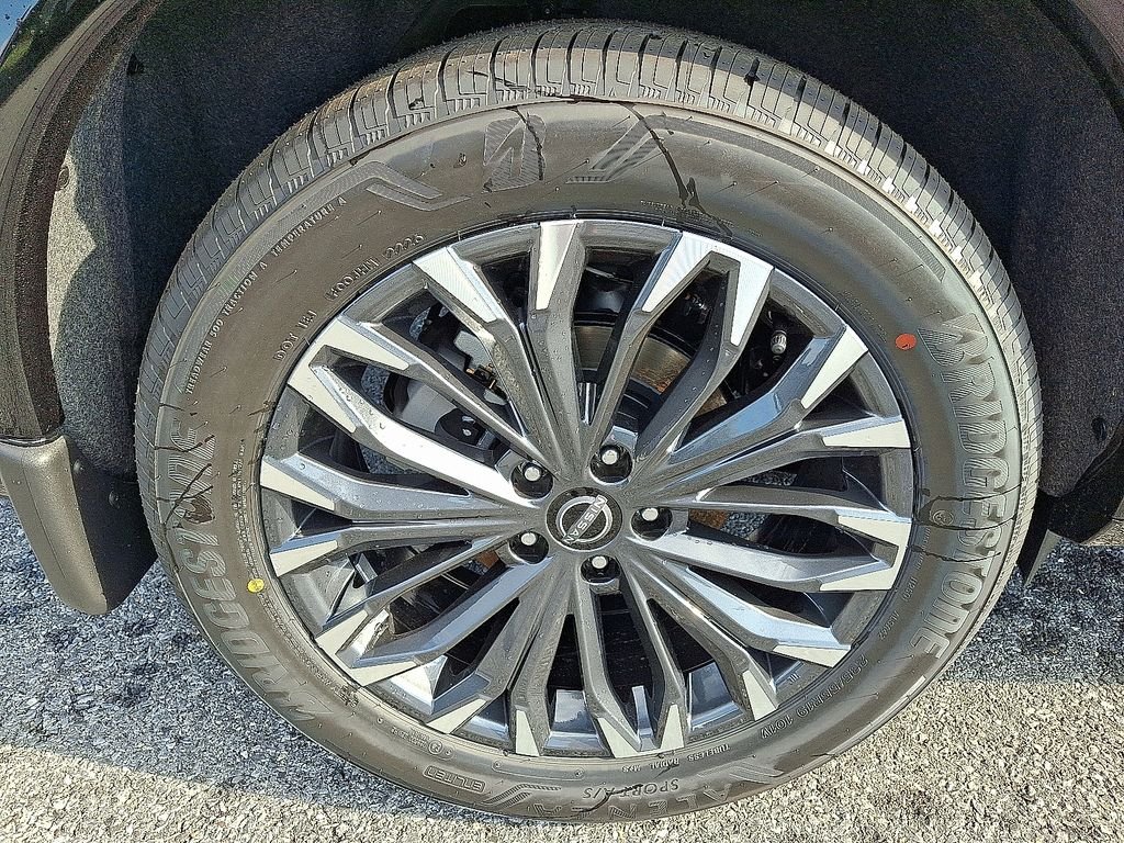 New 2026 Boulder Gray Pearl / Super Black Two-tone Nissan Platinum image 5