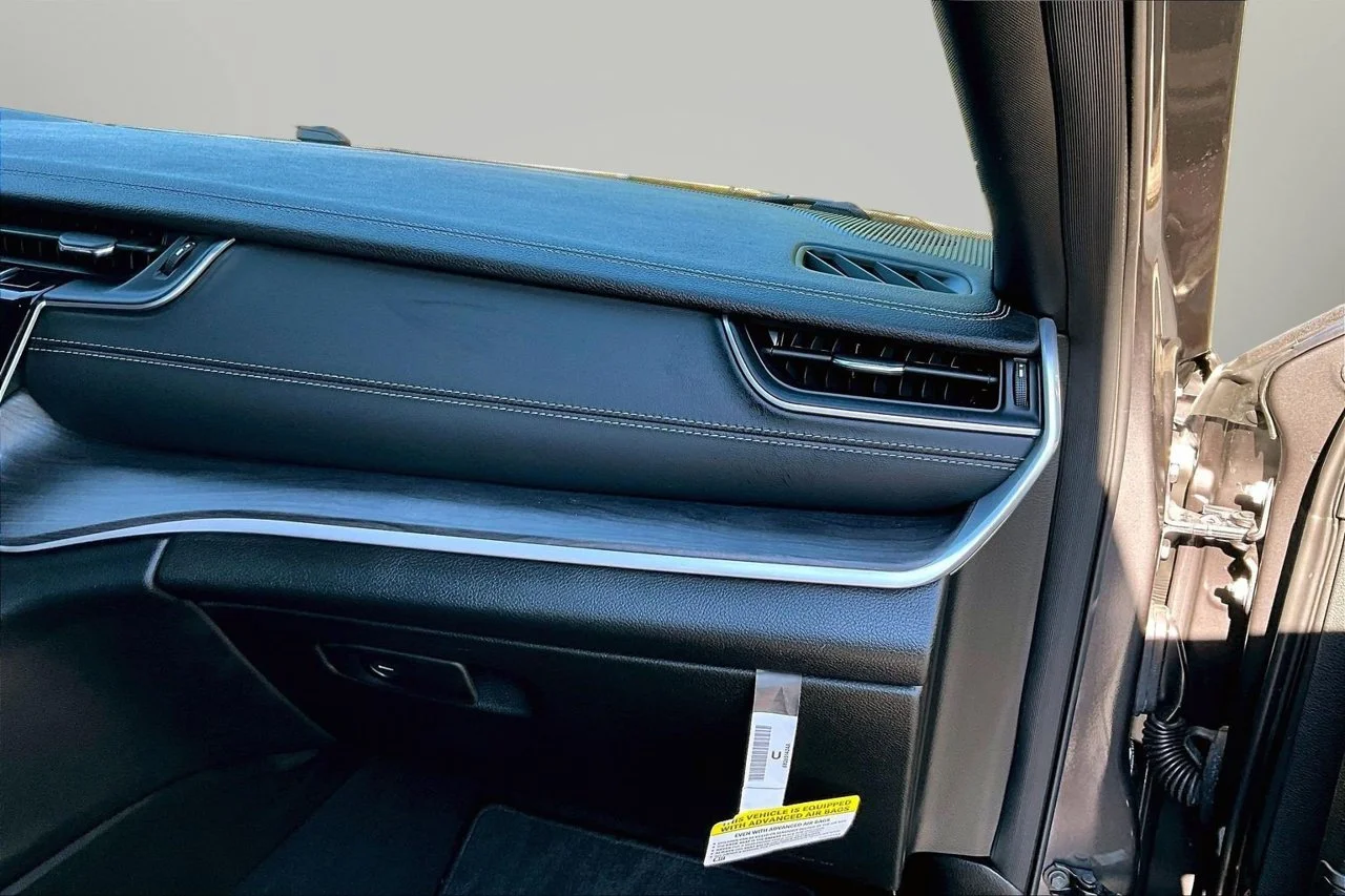 Used 2025 Gray Jeep Limited image 19