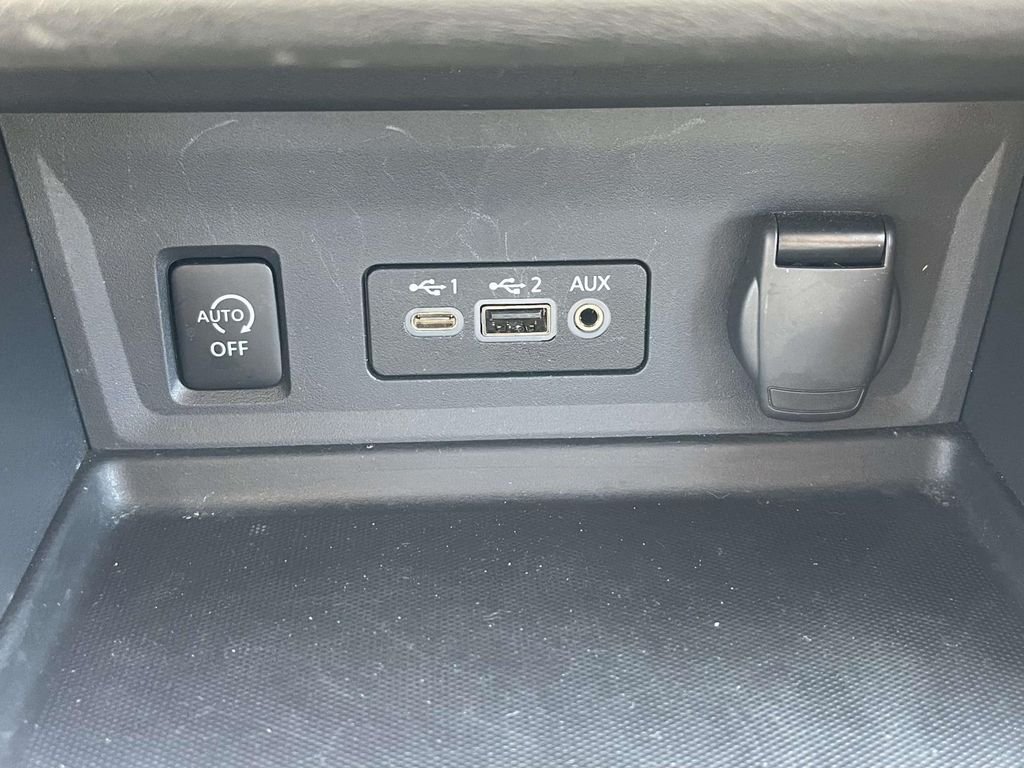 Used 2025 White Nissan SV image 27