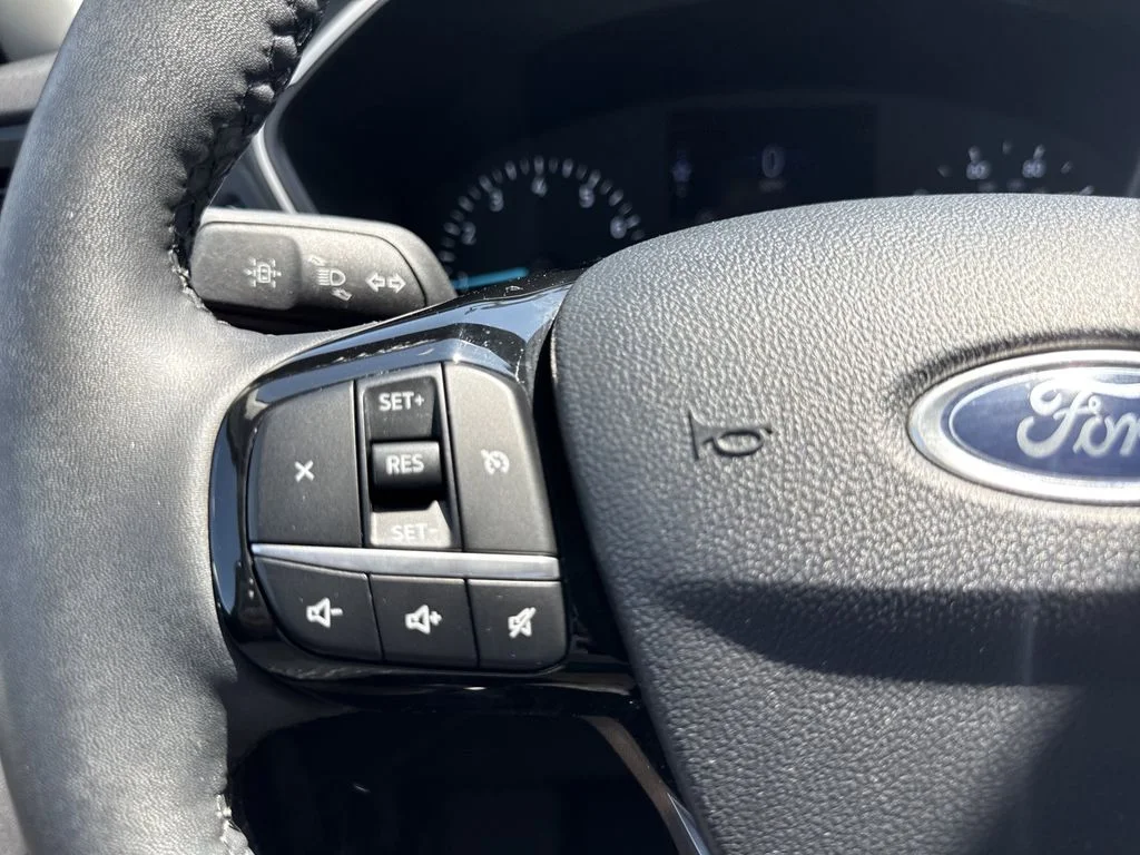 Used 2022 Oxford White Ford SEL image 24