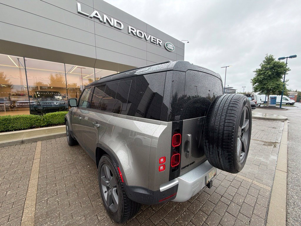 Certified Used 2025 Silicon Silver Premium Metallic Land Rover S image 7