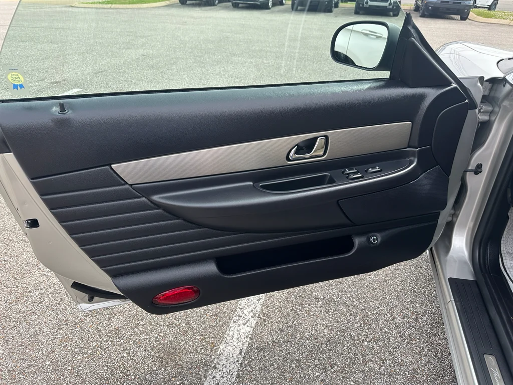 Used 2004 Silver Top Ford Deluxe image 18