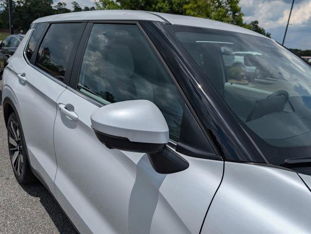 Used 2025 White Diamond Mitsubishi SE image 24