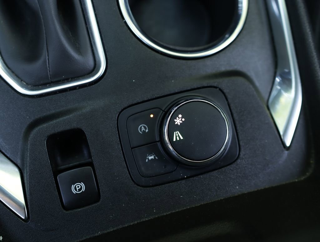 Used 2023 Northsky Blue Metallic Chevrolet LT Cloth image 17