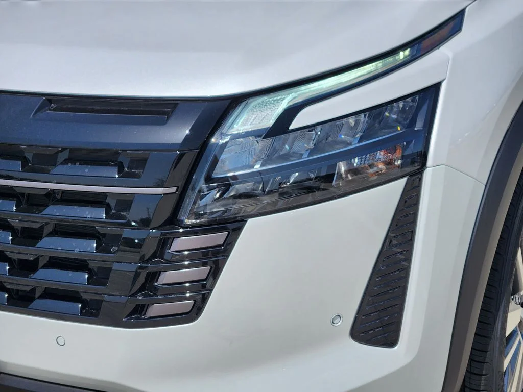 New 2026 Everest White Pearl TriCoat Nissan SL image 8