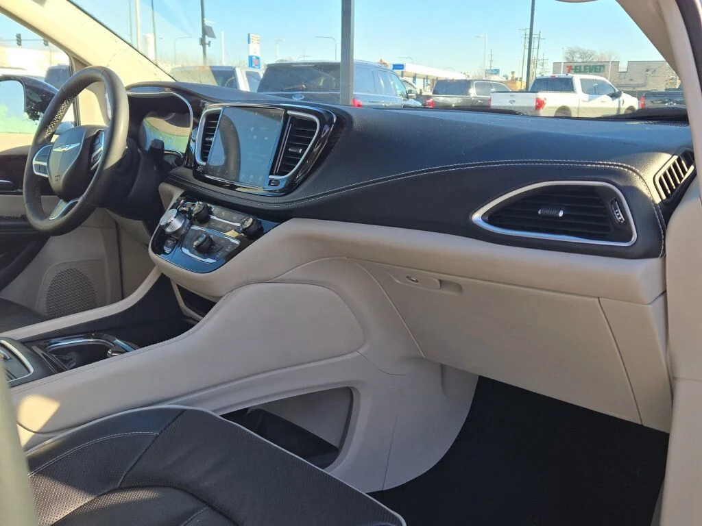 Used 2024 White Chrysler Limited image 7