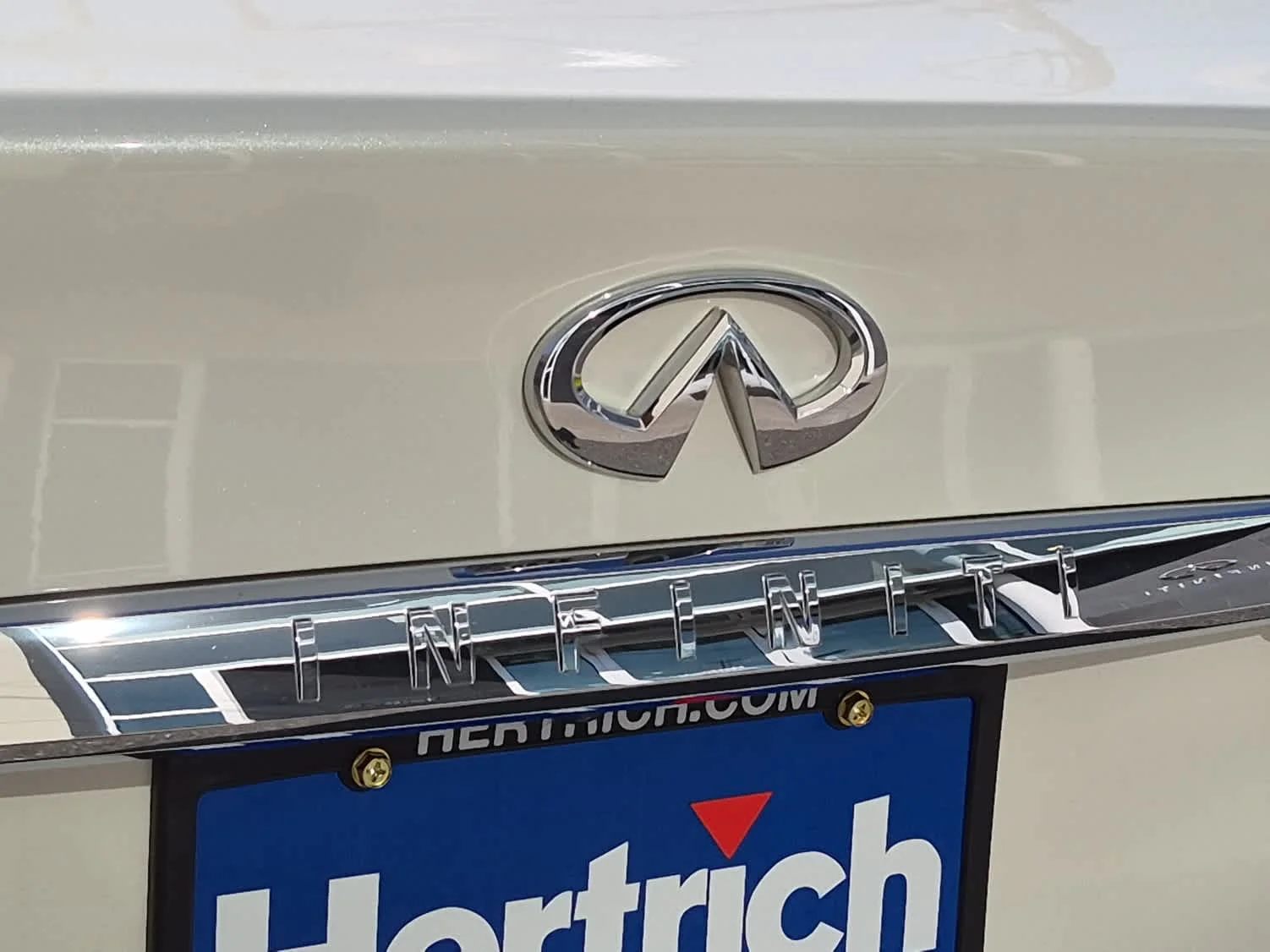 Used 2023 Majestic White INFINITI LUXE image 23