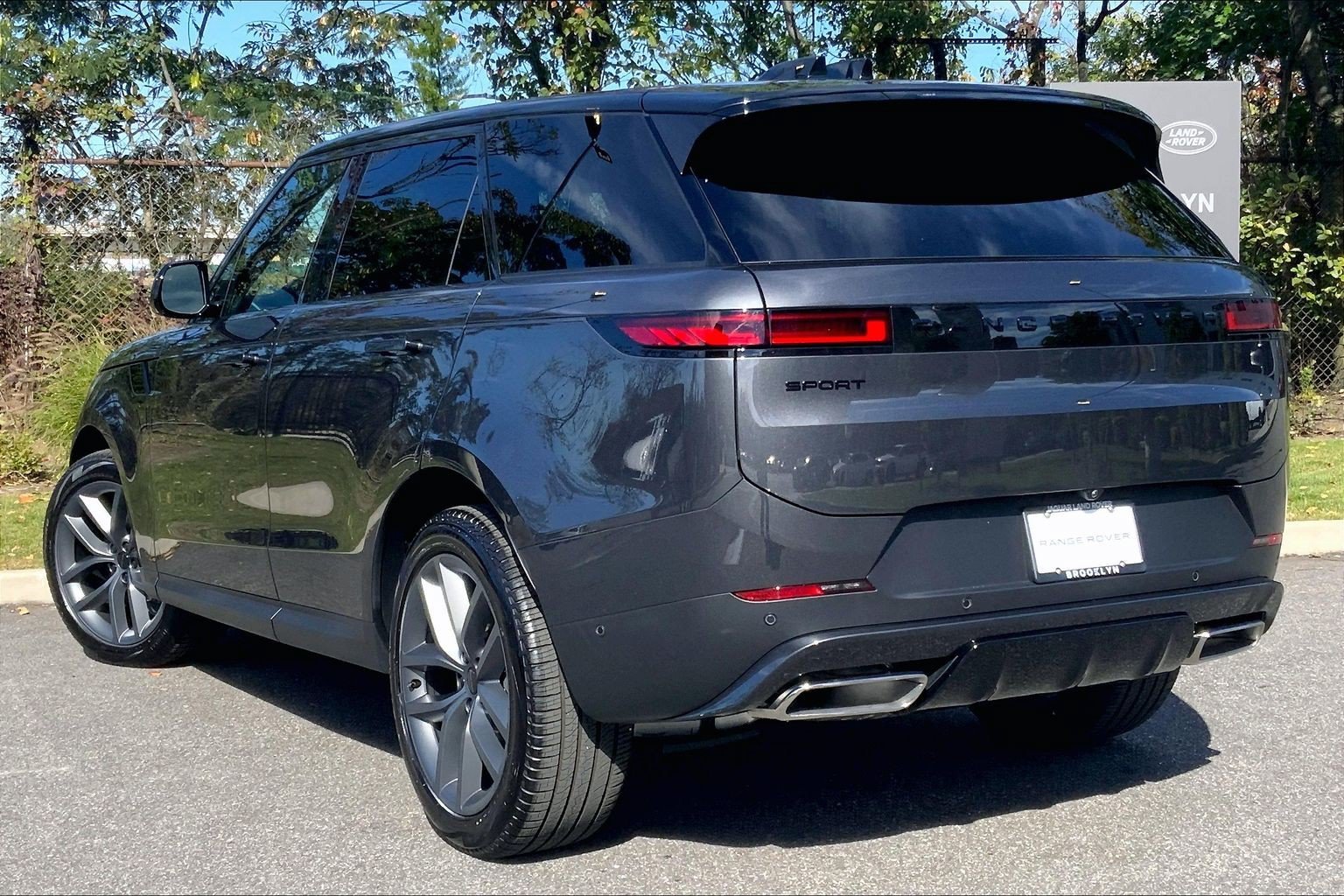 New 2027 Carpathian Gray Premium Metallic Land Rover SE image 12