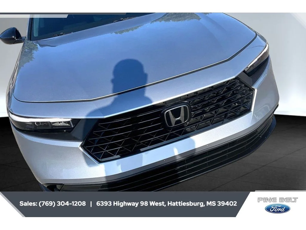 Used 2025 Solar Silver Metallic Honda SE image 24