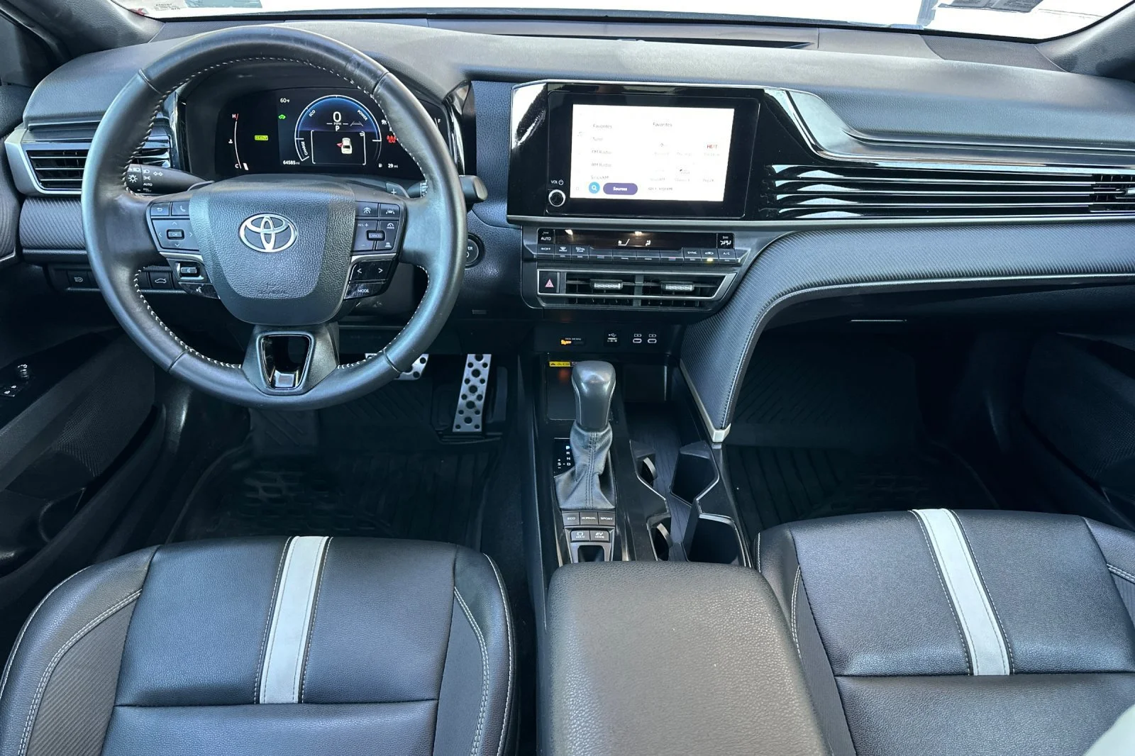 Used 2025  Toyota LE image 12