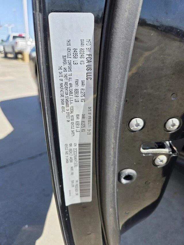 Used 2019 Pitch Black Clearcoat Dodge SXT image 29