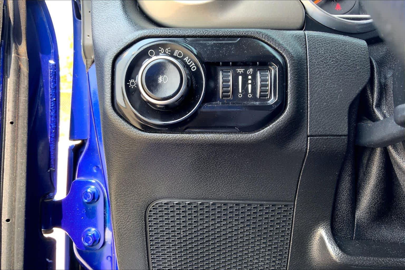 Used 2018 Ocean Blue Metallic Clearcoat Jeep Sahara image 33