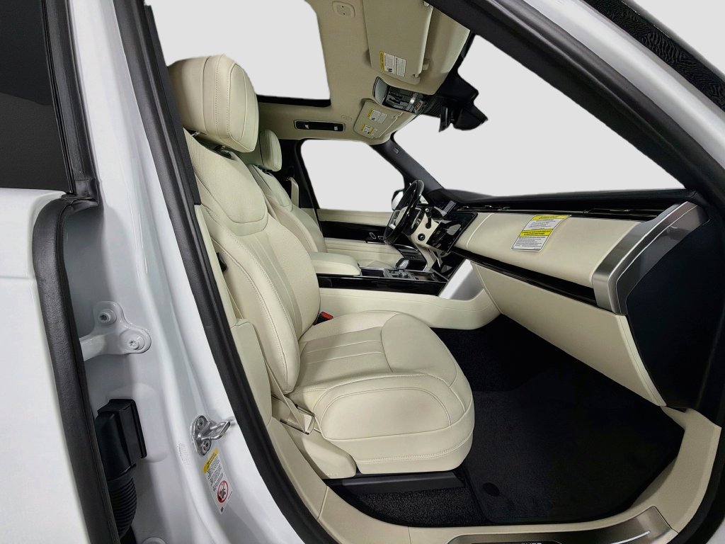 New 2027 Fuji White Land Rover SE image 31