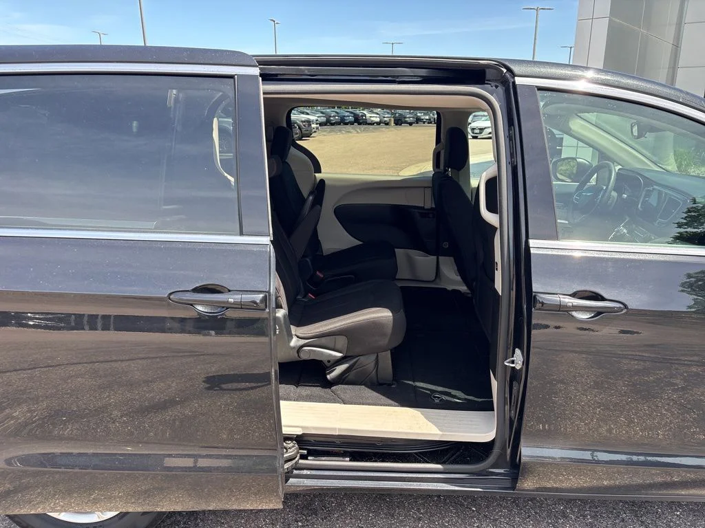 Used 2017 Brilliant Black Crystal Pearlcoat Chrysler Touring image 27