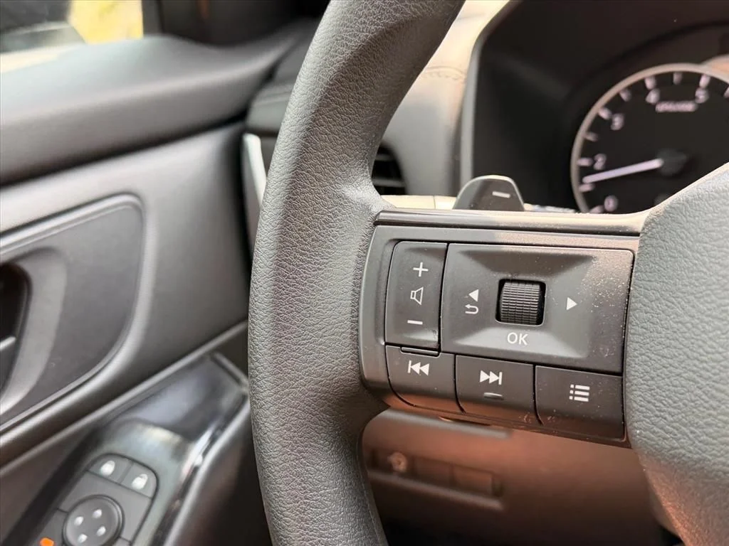 Used 2025 Silver Nissan S image 18