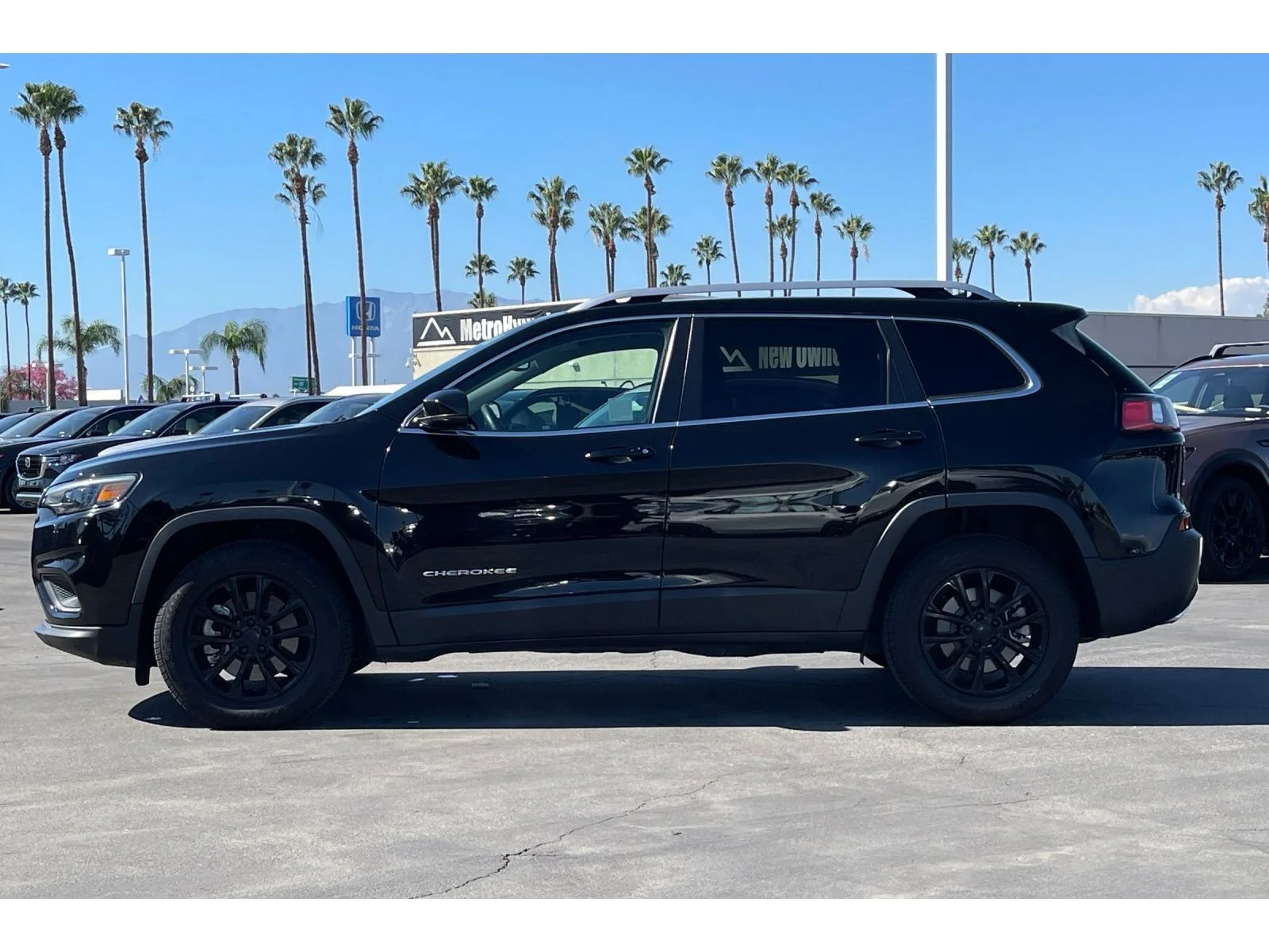 Used 2021 Diamond Black Crystal Pearlcoat Jeep Latitude Lux image 3