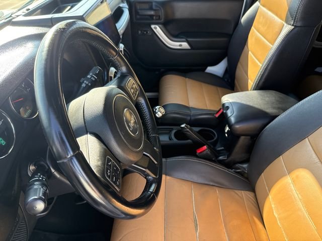 Used 2012 White Jeep Unlimited Rubicon image 19