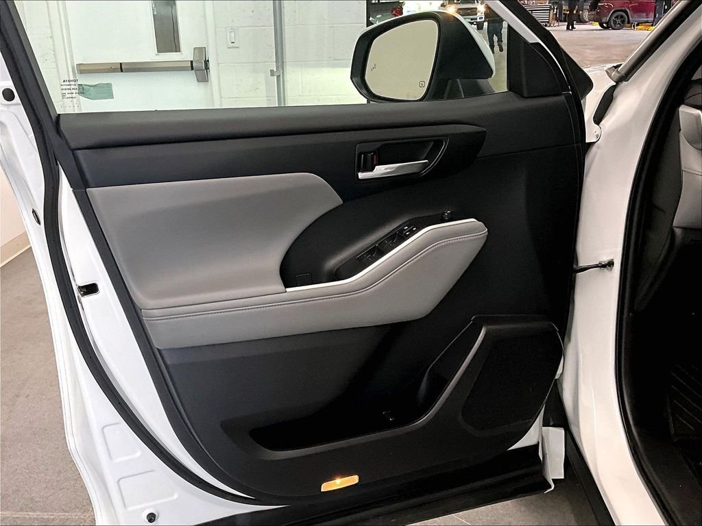 Used 2022 Pearl Toyota XLE image 9