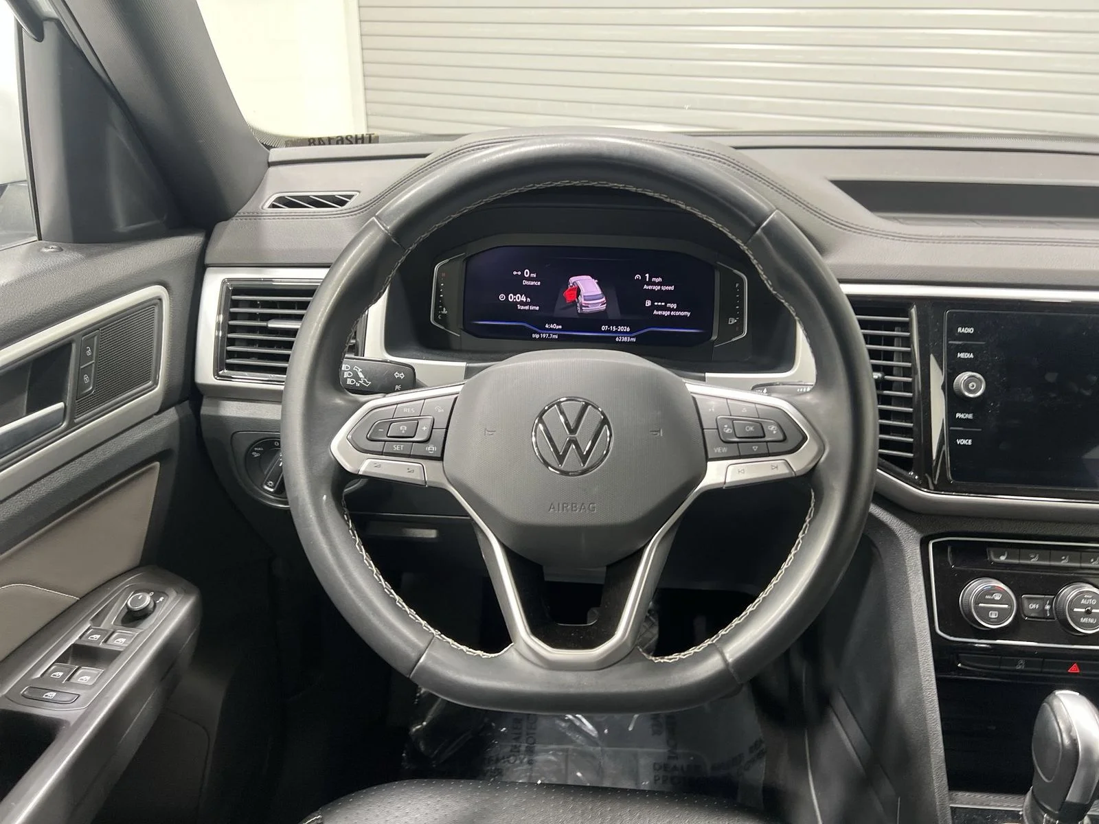 Used 2022 White Volkswagen 2.0T SE w/Technology image 14