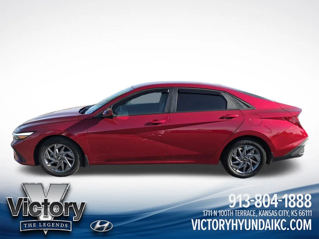 Used 2024 Red Hyundai SEL image 2