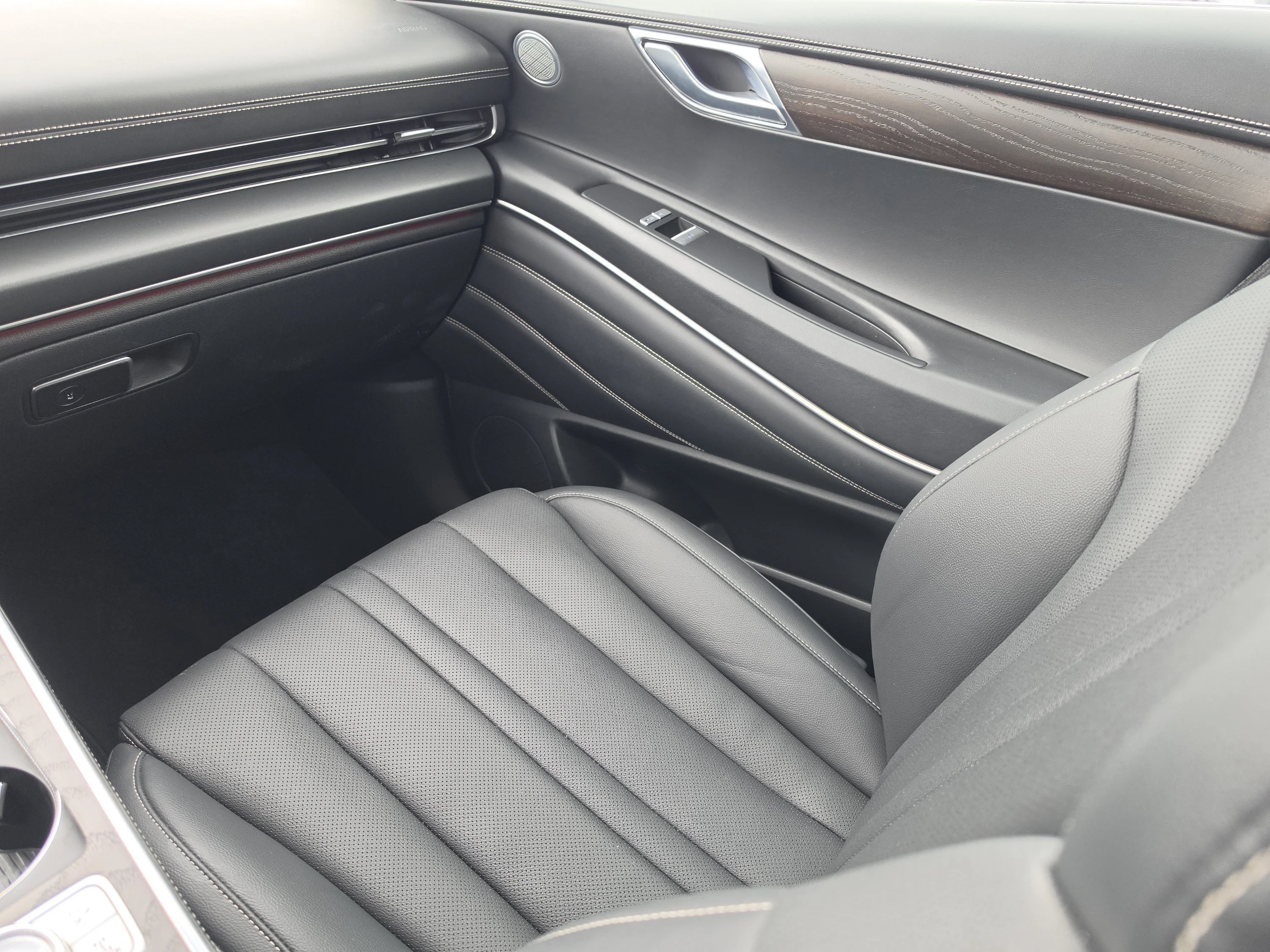 Used 2024 Savile Silver Genesis 2.5T image 21