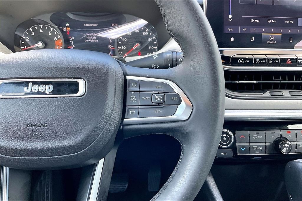 Used 2024 White/off-white Jeep Limited image 11