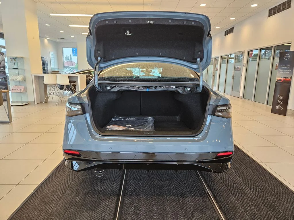 New 2026 Atlantic Gray Metallic / Super Black Two-tone Nissan SR image 9