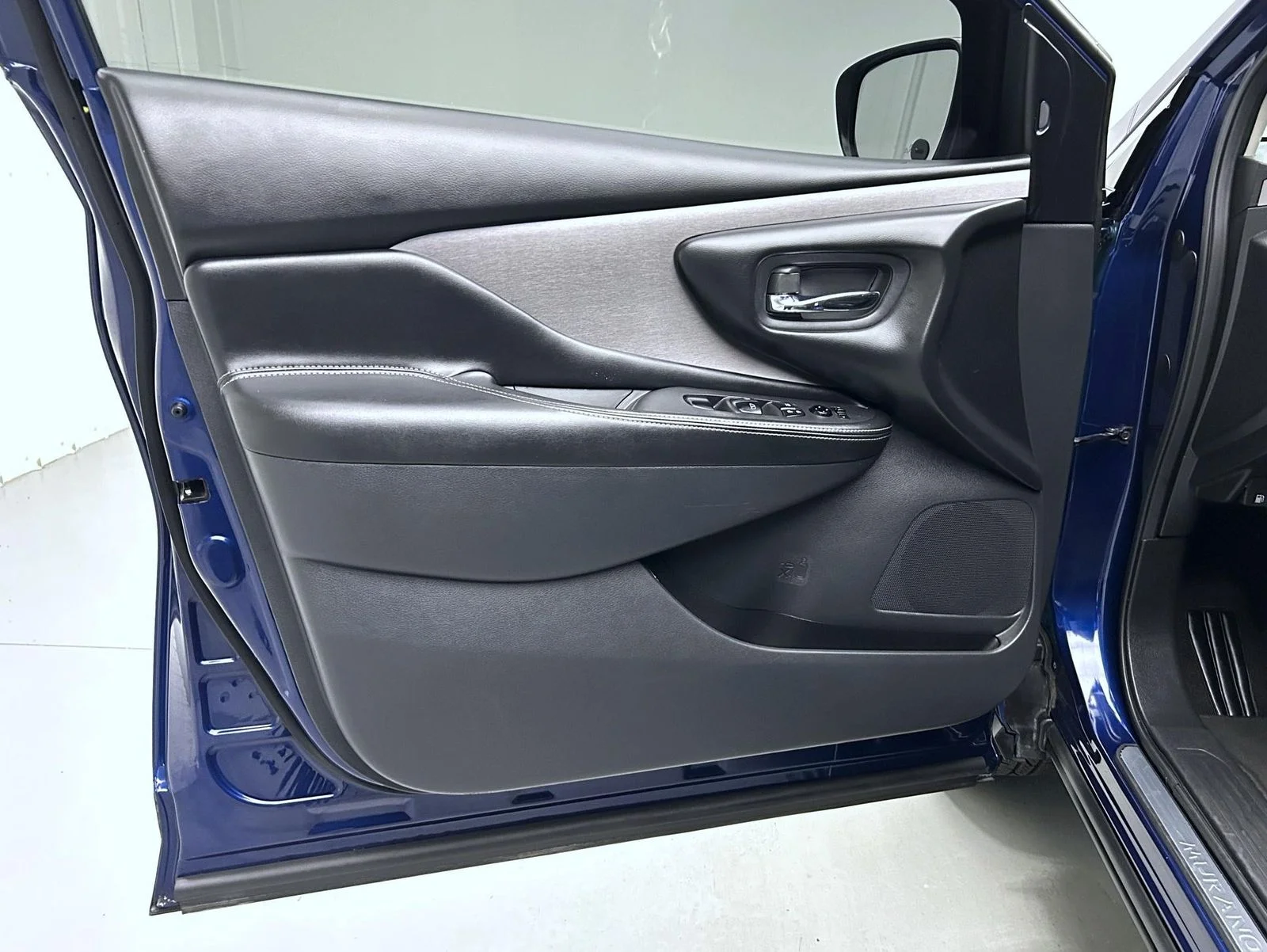 Used 2022 Blue Nissan S image 9