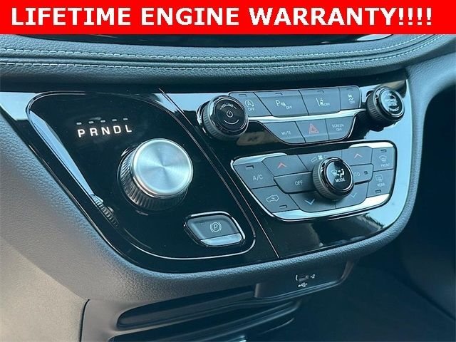 New 2026 Bright White Clear-Coat Exterior Paint Chrysler Select image 24