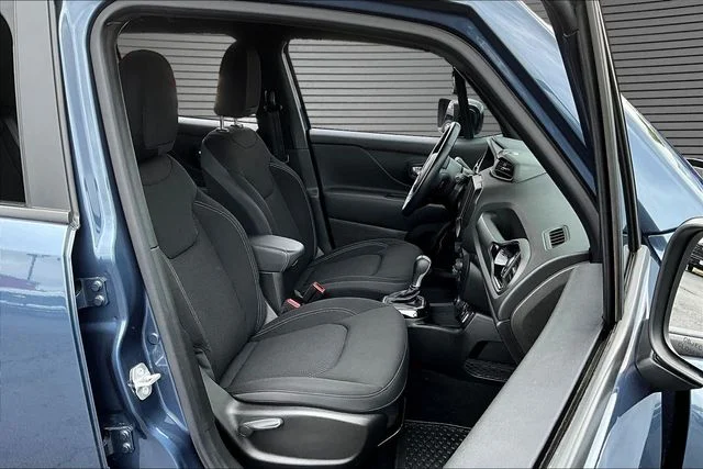 Used 2022 Blue Jeep Altitude image 27
