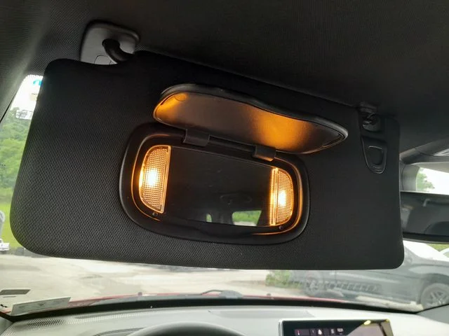 Used 2024  Jeep Latitude image 29